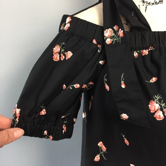 𝅺14th & Union Off the Shoulder Black Tulip Floral Lightweight Blouse Women’s S - Picture 2 of 12